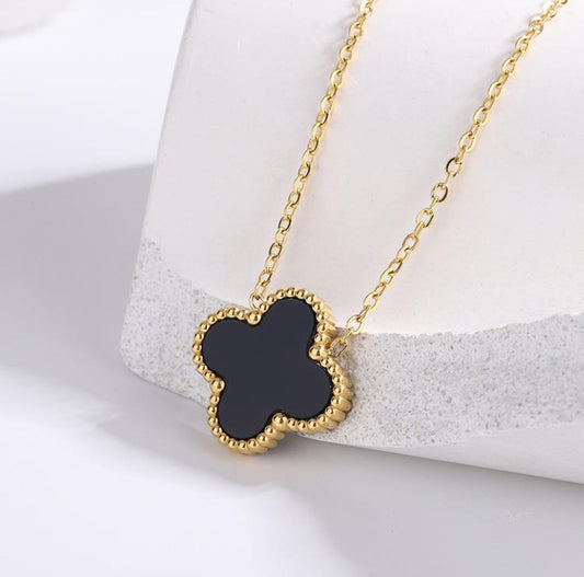 Dainty clover necklace